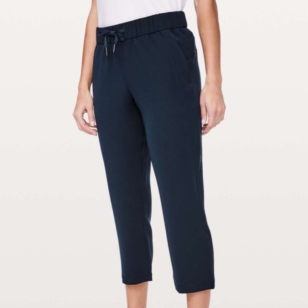 Lululemon On The Fly Crop *Woven 23" In True Navy Size 4